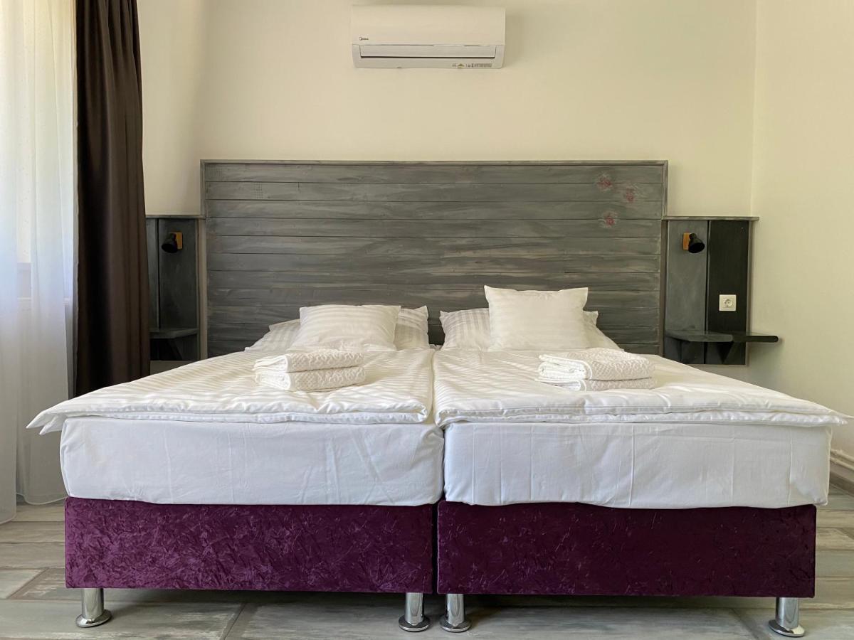 Bed and Breakfast Q-Panzio Tata Esterno foto