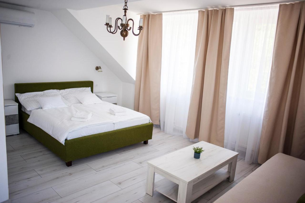 Bed and Breakfast Q-Panzio Tata Esterno foto